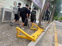 [르포] 공사로 좁아진 인도, 곳곳 구덩이… 통학 불편