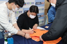 대전본병원 정은원·노시환·문동주 선수 초청 팬 사인회 열어
