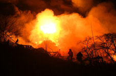 화마에 휩싸인 한국타이어 대전공장… 13시간 만에 큰 불길 잡아