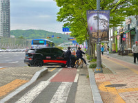 선넘는 차… 인도로 밀려나는 자전거