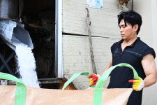 얼음공장 바쁘다 바빠… 영하에도 구슬땀