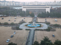 국회 잔디광장에 등장한 불법주차?
