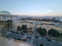 국회 잔디광장에 등장한 불법주차?