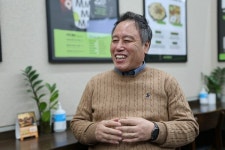 김혜숙 퀴즈노스 청주지웰시티점 점주 전단지 대신 샌드위치 들고 홍보… 제품에 대한 자신감