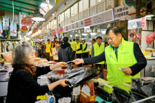 하나은행 충청영업그룹, 장보기로 전통시장에 활력