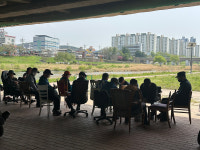 경로당은 답답해… 굴다리와 하천으로 나온 노인들