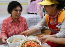 펄펄 끓인 삼계탕에 기운 팔팔