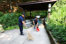 어르신들 손길 닿은 청송약수터 깨끗