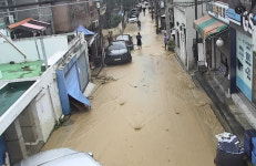 폭우로 대전 아파트 공사장 임시둑 붕괴… 이면도로 침수