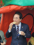 충남 밝힐 희망의 씨앗 되겠다 박수현, 홍성 광천시장서 민생 소통