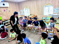 마술주머니에 꽃 넣어서 엄마 주려고요 교육서 피어난 효심