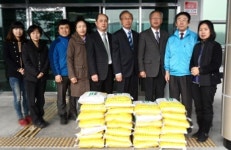 김천시 양금폭포농악단 `사랑의 쌀` 전달