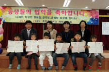 포항 죽장초 신입생 6명 전원에 장학금 전달