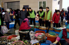 우창동주민센터, 죽도시장서 전통시장 장보기