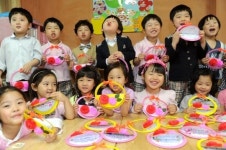 고사리 손으로 사랑의 카네이션 만들었어요