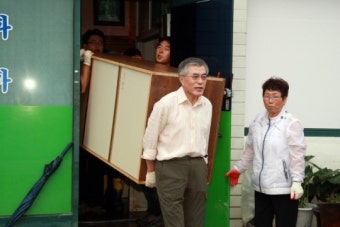 문재인 후보 성주서 수해복구 구슬땀
