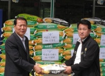 오크랜드, 오픈 축하선물로 받은 백미 기탁