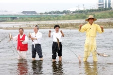 명주실 그물로 잡은 `누치`