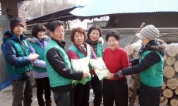 의성 단촌면 새마을지도자협 사랑의 쌀 전달