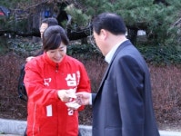 심현정, 노인정 등 돌며 밑바닥 민심잡기 나서