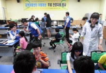 다비치안경 점주들, 경산지역아동센터에 안경 지원