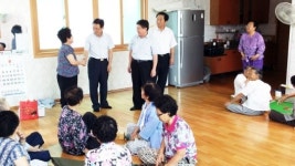 문경 점촌2동 개발자문위, 경로당 떡·음료수 전달