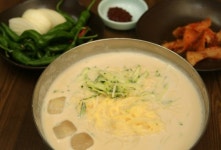 쪄서 갈아만든 콩국수 손맛 `일품`