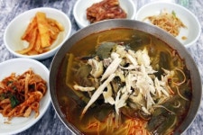 친정엄마 마음 듬뿍 담긴 닭개장국수