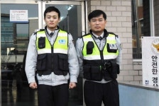 경산경찰, 얼음물에 빠진 40대 극적 구조