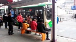 추위에도 버스승강장은 따끈