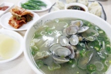 바지락 한가득 품은 칼국수의 온기