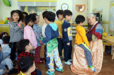 무릎교육 전도사 `이야기 할머니`