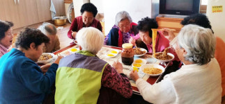 한국중식나눔봉사회, 경로당 어르신 자장면 대접