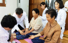 한방진흥원 봉사단 어르신 무료 한방 의료봉사