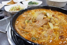 아련한 추억의 맛 부대찌개 한 냄비