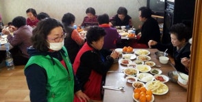 상주 신흥동 이웃공동체추진委 어르신 무료급식 봉사