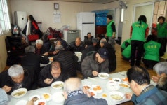 포항 우창동 새마을부녀회 경로당 어르신 떡국 대접