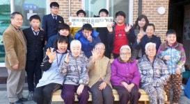 직접 만든 원목 벤치서 편히 쉬세요