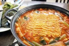 보글보글 푹~ 끓인 `흑돼지 김치찌개`