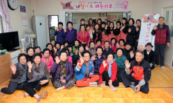 어르신들에 네일아트 봉사동구·아모레퍼시픽