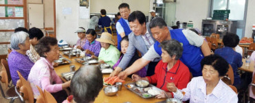 상주시 동성동주민자치센터, 어르신들 보양식 대접