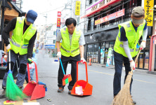 최영조 경산시장 민선 6기 3년차 첫날 환경미화원 체험