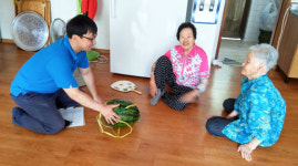 포항 용흥동 신대전갈비, 경로당에 수박 기탁