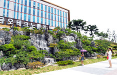 금오테크노밸리 담장 허문 자리에 `벽천분수`