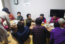 해피투게더 가족봉사단 경산 중삼경로당 어르신 점심 대접