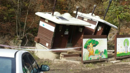 태풍 `차바`때 파손 경주 `왕의 길` 입구 간이화장실 한달째 방치