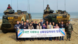 포항 동해면사무소 자매부대 상륙장갑차대대 떡 전달