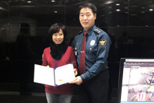 취객 지갑절도범 검거 기여 CCTV 관제센터 직원에 포항북부署 감사장 전달