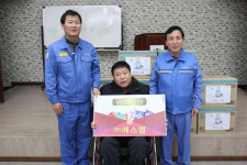 장애 딛고 건강·행복하길 에스엠 봉사단 심신회에 식용유 세트 전달