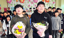 둘이라 더 빛나는 포항 죽천초 `이색 졸업식`
